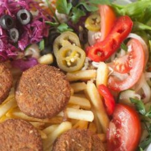 Falafel na talerzu z surówką i frytkami​